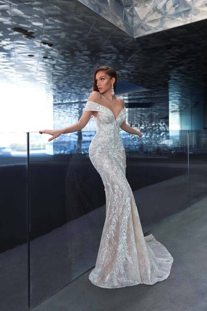 El vestido de novia Marika de WONÁ Concept es uno de nuestros favoritos en Venezuela, con su espectacular bordado y lentejuelas en tela chantilly, está entre los mejores con corte sirena y una majestuosa sobrefalda