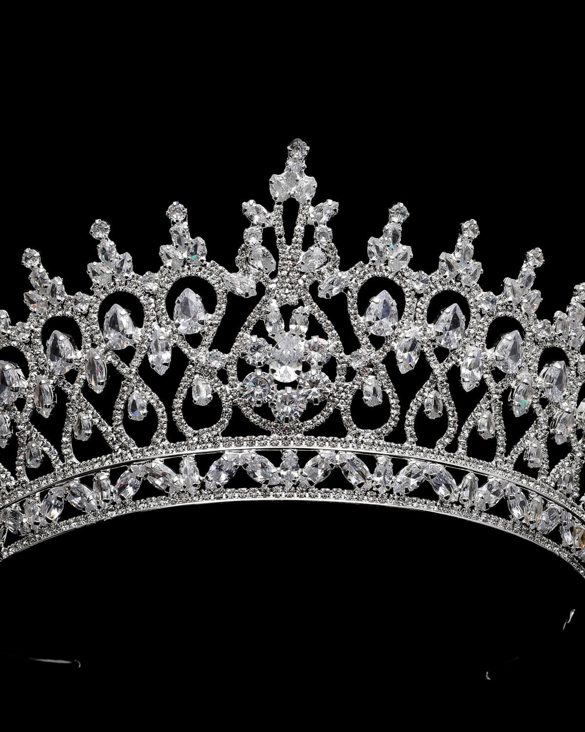 Fotografía en macro de los detalles de pedrería de la Grace Crown una obra digan para una reina. Luce un tocado magnífico el día de tu boda en Venezuela