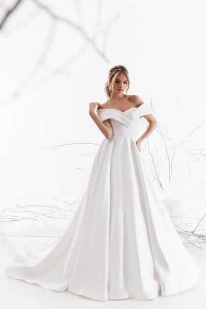 Vestidos de novia en Venezuela - Modelo Hoppe de Lucesposa - Compra este hermoso vestido de novia de satén brillante y corte A con corte princesa A - Bridal Room Boutique
