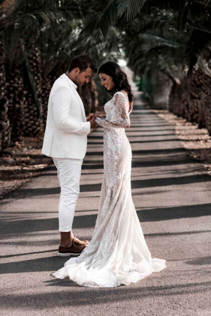 Vestidos de novia corte sirena en Venezuela, hermosa silueta con escote en V y manga larga, consíguelo en nuestras boutiques de Caracas y la Isla de Margarita