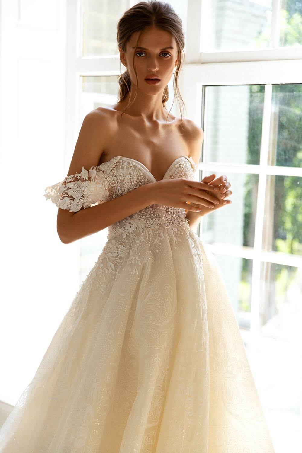 Vestido de novia: Madeira by WONÁ Concept exclusivos diseñadores de moda en Europa: Bridal Room Boutique es distribuidor oficial y autorizado, consíguelo en nuestras boutiques al mejor precio