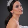 Entre las más hermosas coronas nupciales se encuentra el tocado de novia Freya Crown, una tiara de bodas realizada con los mejores materiales y cristales de zirconia - Bridal Room Boutique Venezuela
