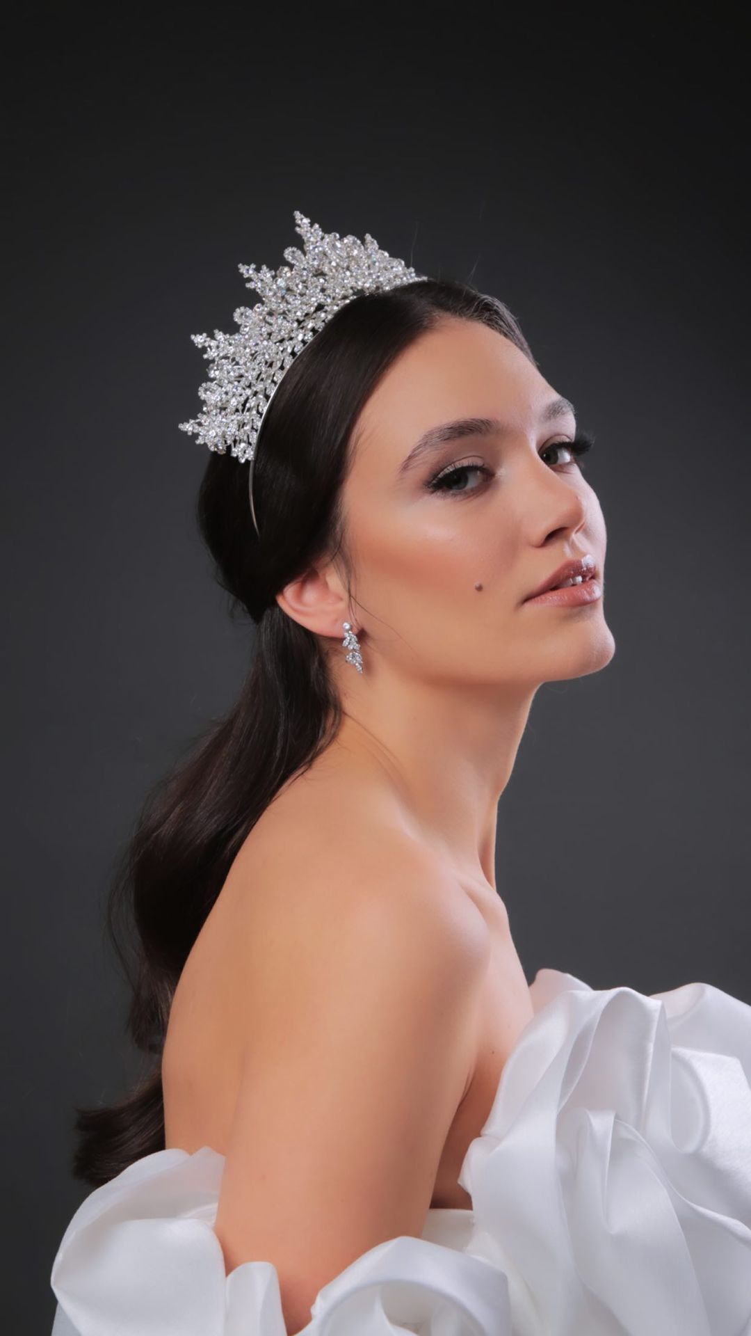 Entre las más hermosas coronas nupciales se encuentra el tocado de novia Freya Crown, una tiara de bodas realizada con los mejores materiales y cristales de zirconia - Bridal Room Boutique Venezuela