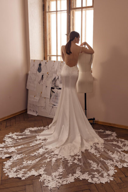 Vestido de novia con falda sirena con cola magnífica e increible, con encajes de tela crepe bordado delicadamente a mano