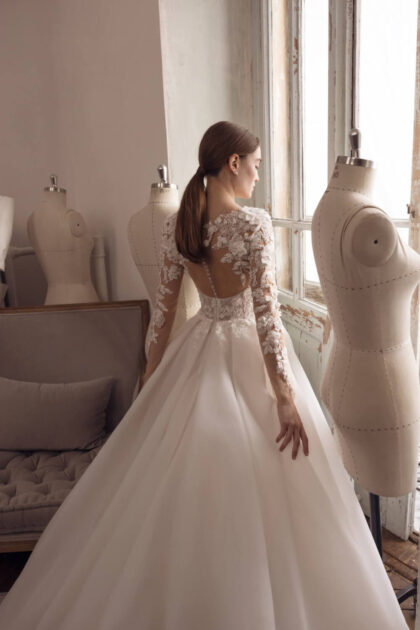 Vestido d enovia escote corazón manga larga, espalda con encajes florales y silueta corte princesa - Bridal Room Boutique Venezuela