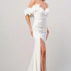 Marca tendencia con este vestido de novia largo de satén blanco con hombros descubiertos, un diseño elegante y a la vez sexy / romántico